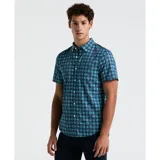 Camisa de hombre de manga corta con estampado geométrico en tonos azules. Tiene cuello abotonado y corte clásico.