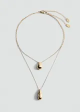 Collar doble dorado con colgantes en forma de gota.