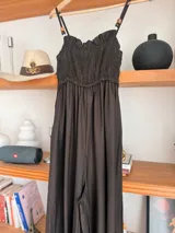 Mono largo color beige, con escote fruncido y tirantes finos con cuentas decorativas. El diseño es holgado y fluido.