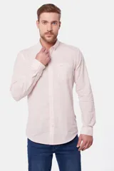 Camisa de lino color beige, de manga larga, con cuello clásico y bolsillo en el pecho.