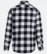 Camisa de franela a cuadros rojos y negros, de corte regular, manga larga y cuello inglés.