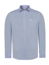 Camisa de manga larga blanca, confeccionada en popelina 100% algodón, con cuello italiano, bolsillo en el pecho con logo bordado y calce regular.