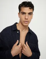 Collar plateado con cadena fina y dije central de mosquetón entrelazado.