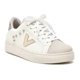 Championes blancos con detalles en gris y logo plateado en forma de V.