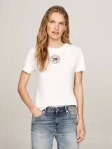 Remera blanca de corte slim con cuello redondo y logo de Tommy Hilfiger estampado en el pecho.