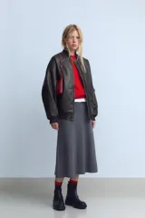 Falda midi gris de tiro alto con cintura elástica y corte evasé.