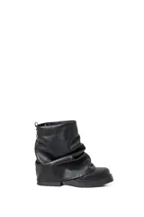 Botas de cuero negras de caña media con botamanga.