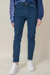 Pantalón de jean azul con cintura elastizada y cordón ajustable.