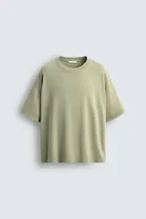 Camiseta verde oliva de corte holgado, cuello redondo y manga corta.