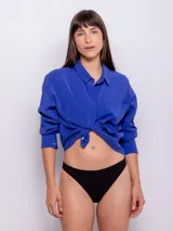 Parte inferior de bikini negro con textura floral.