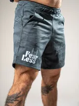 Short deportivo de lycra con estampado abstracto en tonos grises y negros. Tiene cintura elástica con cordón ajustable y logo estampado en blanco en la pierna izquierda.