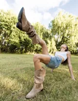 Bucaneras altas de cuero sintético negro con caña arrugada y taco cuadrado.