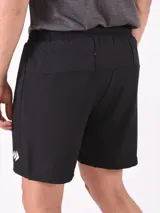 Short deportivo negro con cintura elástica ajustable con cordón y logo blanco estampado en la pierna.