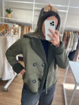 Chaqueta marrón con forro tipo corderito, doble botonadura y cuello con solapas.