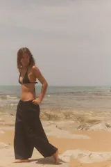 Pantalón culotte negro de tiro medio con cintura elástica y bolsillos laterales ocultos en la costura.