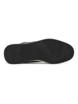 Zapatillas urbanas Under Armour negras con logo celeste en el lateral y suela color crema.