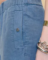 Pantalón crop de gabardina color celeste, con pierna recta, cintura elastizada, cierre metálico y broche niquel en la cartera. Tiene bolsillos a los costados y un bolsillo plaqué en la espalda. Largo hasta los tobillos y tiro medio.