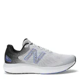 Championes deportivos para hombre, con parte superior de malla en gris y negro, y detalles en azul.