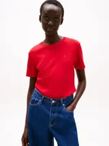Remera roja de algodón con cuello redondo y corte slim.