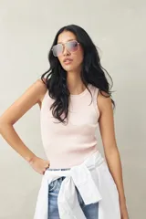 Musculosa rosa de punto acanalado con cuello redondo.