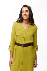 Vestido camisero midi color verde oliva, con cuello camisero, mangas 3/4 con trabillas, cierre frontal con botones y cinturón marrón.