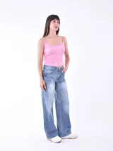 Musculosa color beige con tirantes finos y estampado de cerezas.