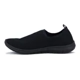 Calzado deportivo sin cordones, color negro, con elástico para mayor comodidad.
