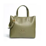 Cartera tipo tote grande color verde, confeccionada en cuero sintético. Tiene doble asa corta, correa larga regulable y desmontable, acceso superior abierto y herrajes plateados.