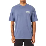 Remera azul de corte relajado con logo estampado en el pecho.