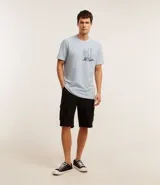 Bermuda cargo de sarga color negro, corte recto, con bolsillos laterales y traseros.