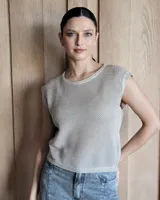 Musculosa de punto color verde claro, con cuello redondo y sisas anchas.