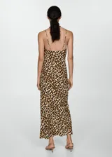 Vestido largo de tirantes finos con estampado de leopardo y escote redondo.