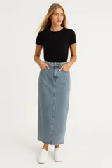 Falda midi de jean negro, corte recto, con tajo frontal y ruedo desflecado.