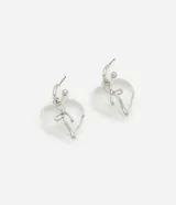 Par de aros plateados con forma de aro y dije transparente en forma de corazón con moño plateado.