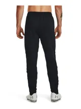 Pantalón deportivo Under Armour Challenger de hombre, color gris con detalles en naranja y logo de la marca en blanco.