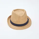 Sombrero tipo borsalino de paja color beige con cinta azul marino.
