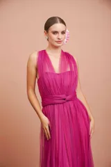 Vestido largo color fucsia de micro tul, strapless y multi posición.