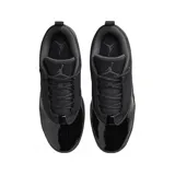Championes Jordan Max Aura 6 color negro, con detalles en charol y logo Jumpman en el lateral.