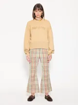 Buzo color beige de punto, con calce amplio y mangas largas. Estampa frontal con la palabra "Fantastic" con strass y logo bordado en la espalda.