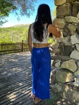 Pantalón palazzo azul eléctrico de lycra de algodón con tiro alto, piernas anchas, bolsillos laterales y faja ancha en la cintura.