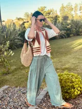 Chaleco de diseño geométrico en color camel, confeccionado en tela con cuerpo para un look distintivo.