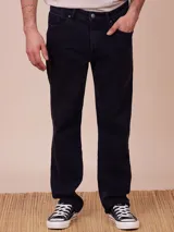 Pantalón de jean celeste de corte recto.