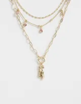 Collar dorado de múltiples cadenas con dije de zapatillas de ballet y strass rosados.