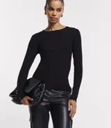 Suéter de punto color verde, con cuello barco, mangas largas y textura acanalada.