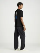 Remera de algodón negro con efecto de degradado en la espalda, de corte clásico y cuello redondo.
