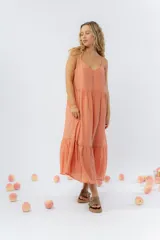 Vestido largo negro de gasa de algodón con breteles finos y escote en V.