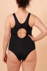 Malla enteriza deportiva negra con laterales lisos y centro estampado con degradé de colores rosa, rojo y celeste. Espalda nadadora.