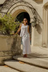 Falda midi de cuero color blanco, corte evasé y cintura alta.