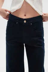 Pantalón de jean negro con glitter, corte recto y tiro alto.