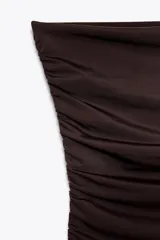 Vestido largo marrón chocolate de escote recto y hombros descubiertos, con detalle de frunces en el frente.